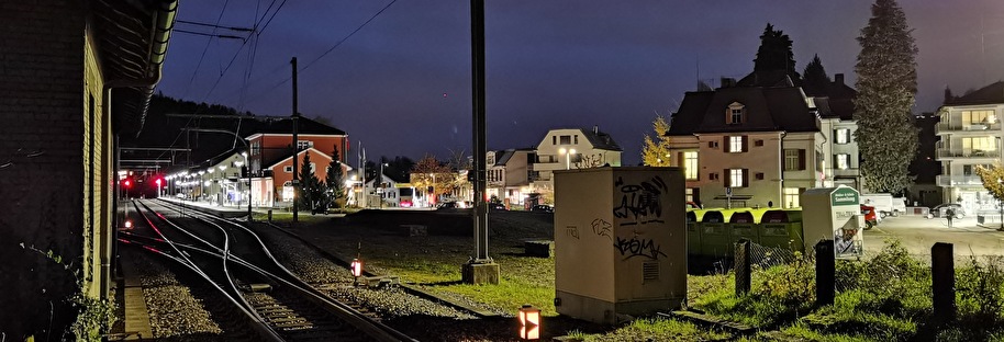 Bahnhof Wald by night