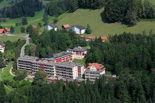 Vom Faltigberg aus öffnet sich ein Panorama bis ins Linthgebiet