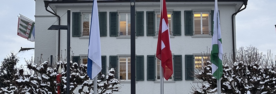 Foto von Fahnen auf Halbmast vor dem Gemeindehaus