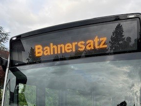 VZO-Bus mit der Anzeige «Bahnersatz»