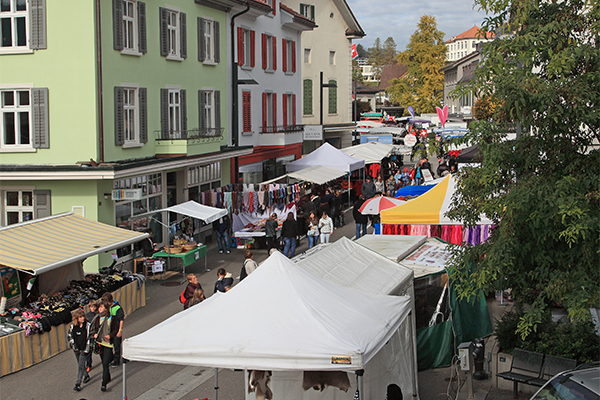 Herbstmarkt an der Bahnhofstrasse in Wald ZH
