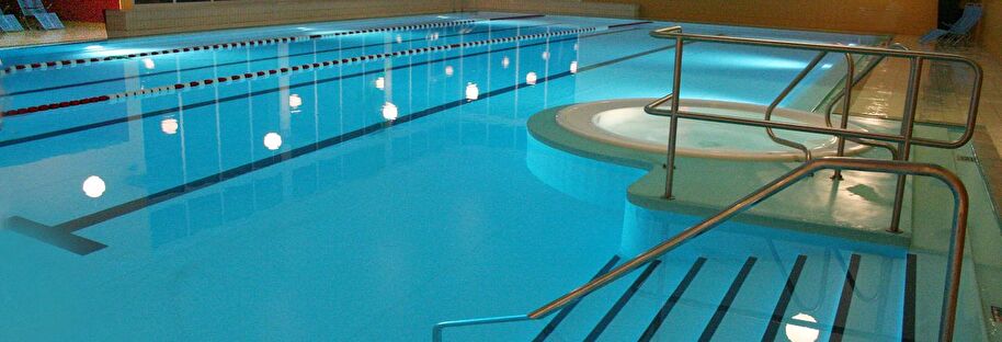 Innenbild des Hallenbads Wald