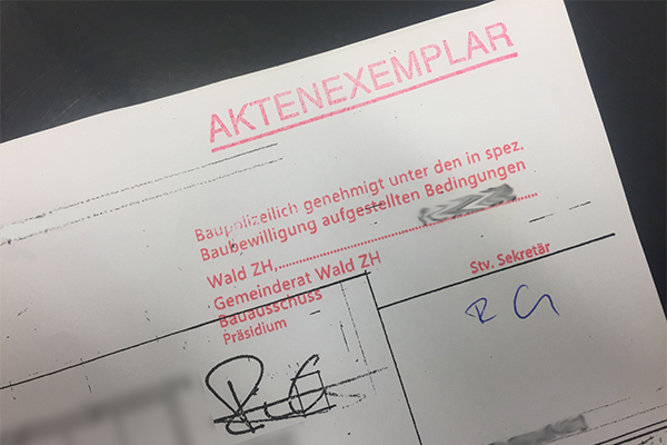 Bewilligungsstempel auf einem Bauplan