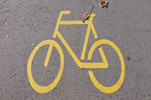 Markierung Gelbes Fahrrad auf dem Strassenbelag