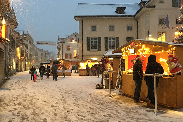 Der Walder Weihnachtsmarkt an der Bahnhofstrasse mit seinen typischen Holzhütten