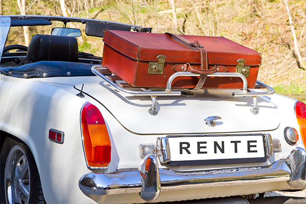 Auto mit Koffer und Nummernschild «Rente»