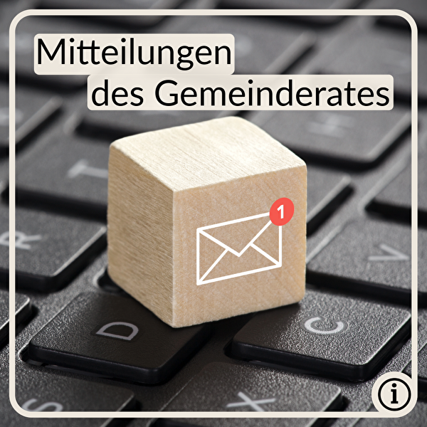 Tastatur mit Holzwürfel und Nachrichtensymbol