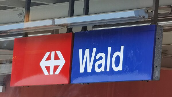 Bahnhofschild Wald mit SBB-Logo