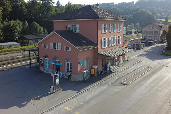 Buswartezone am Bahnhof Wald ZH