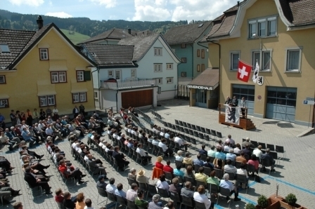 Bild der Bezirksgemeinde vor dem Gemeindehaus Kronengarten 8 in Appenzell