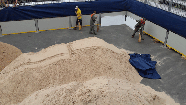 Zivilschützer sorgen für den grössten Sandkasten in Olten