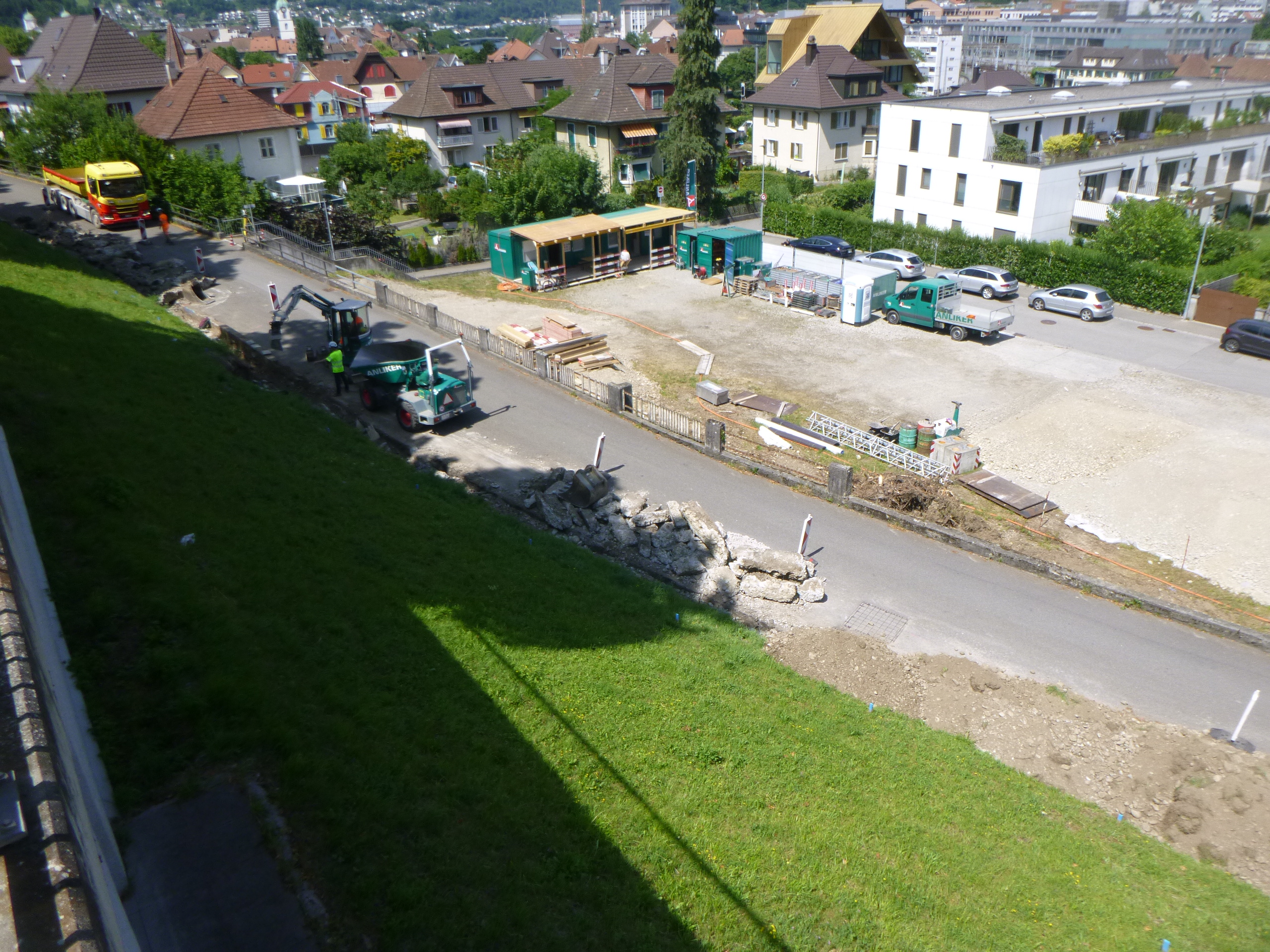 Der Strassenabschnitt ab Hausmattrain bis zur Einmündung Hinterer Steinacker wird komplettsaniert.
Talseitig wird ein neuer Gehweg von 1.50 m Breite auf der ganzen Länge ausgeführt. Um weiterhin eine Strassenbreite von 5.50 m zu gewährleisten, wird die Strasse bergseitig verbreitert und eine neue Stützmauer erstellt. Die bestehenden Stützmauern talseitig werden neu gebaut bzw. saniert. Ebenfalls werden lokale Anpassungen an Werkleitungen vorgenommen und die Strassenbeleuchtung erneuert. Der Verkehr wird mittels Lichtsignalanlage durch die Baustelle geleitet.

Die Arbeiten haben am 10. Juni 2025 begonnen und werden voraussichtlich bis Ende 2025 abgeschlossen sein.

Bauherrschaft: 
Direktion Bau Olten, Tiefbau, Dornacherstrasse 1, 4603 Olten, Tel. 062 206 13 22

Projekt und Bauleitung: 
Rothpletz, Lienhard + Cie AG, Aarauerstrasse 50, 4600 Olten, Tel. 062 287 13 43

Bauunternehmer: 
Anliker AG, Uelismatt 1, 4613 Rickenbach, Tel. 062 296 10 10

