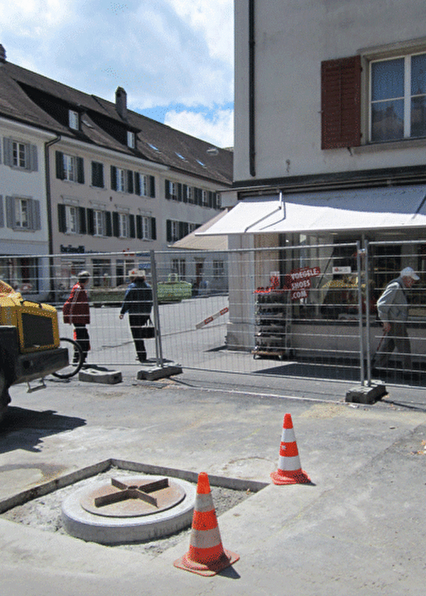 Wartet auf den Rundbrunnen: der bereits betonierte Brunnensockel vor der Liegenschaft Kirchgasse 4.