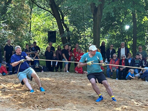 Philipp Stierli und Raphael Schär beim Tauziehen