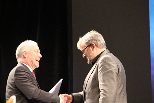 Stadtpräsident Martin Wey überreicht den Oltner Kunstpreis an Mike Müller