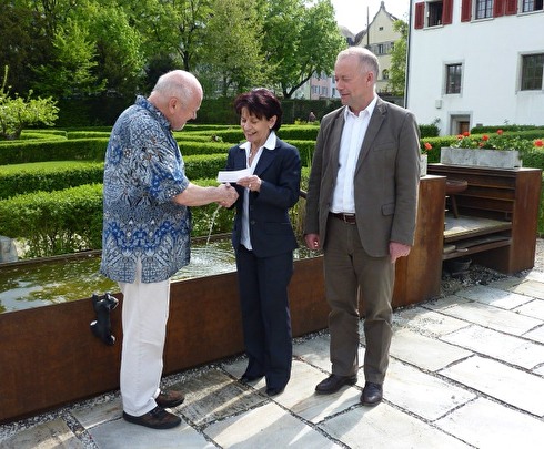 Werner Gallati erhält von Renate Schwitter, Leiterin Administration Werkhof und Martin Wey, Stadtrat Baudirektion den Check für die Suppenküche.