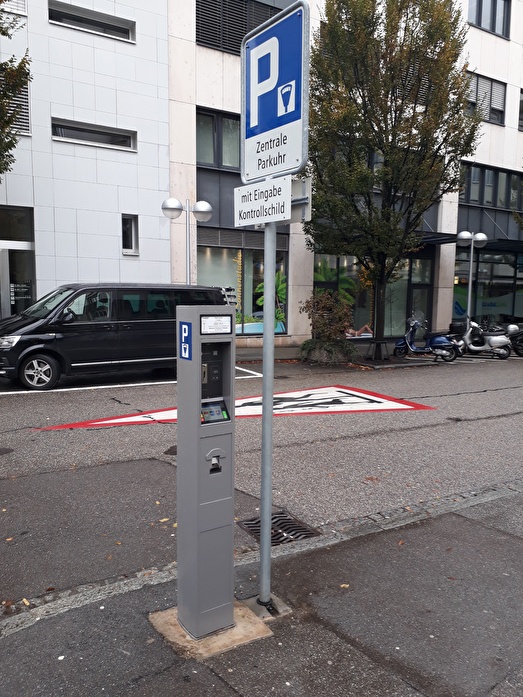 An der erneuerten Parkuhr an der Dornacherstrasse werden künftig neben Parkvorgängen auch Tagesbewilligungen bezogen werden können.
