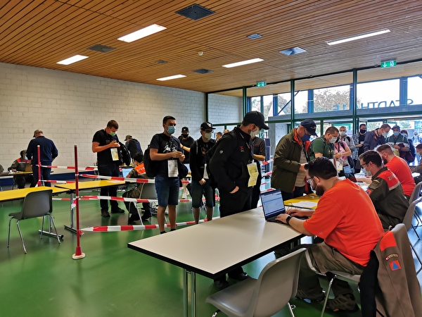 Die ersten Figuranten treffen in der Stadthalle ein