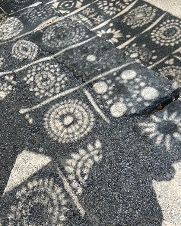 Der Schattenwurf beim Testlauf mit den vorgesehenen Scherenschnitten