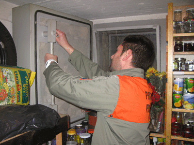 Betreuer Michael Kamber aus Kappel kontrolliert eine Schutzraumtür.