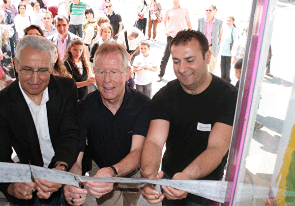 Beim Durchschneiden das Bandes: (vl.) Paul Dilitz, Ernst Zingg und Yabgu Ramazan Balkaç