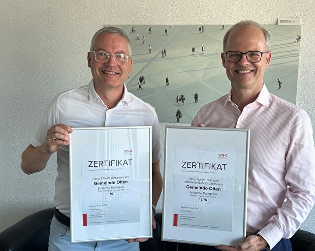 Daniel Probst (rechts), Direktor der Solothurner Handelskammer, übergibt die Zertifikate für die Gesamtwertung und die weiteren Standortfaktoren an Oltens Stadtpräsident Thomas Marbet.