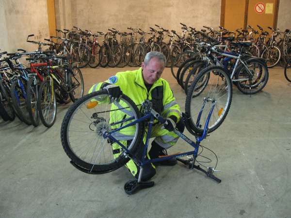Polizeilicher Zivilangestellter René Lippi beim Notieren der Rahmennummer, um das Fahrrad in der nationalen Fahndungsdatenbank zu registrieren.