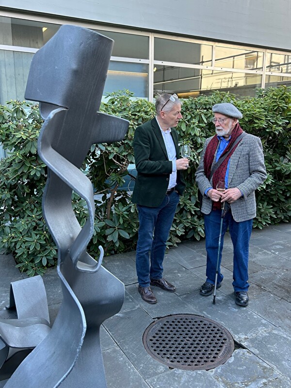 Stadtpräsident Thomas Marbet und Künstler Jacques Neukomm bei der Übergabe der Skulptur im Innenhof des Stadthauses