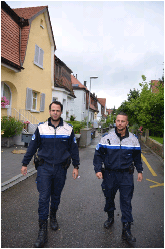 Quartierpolizei zu Fuss unterwegs