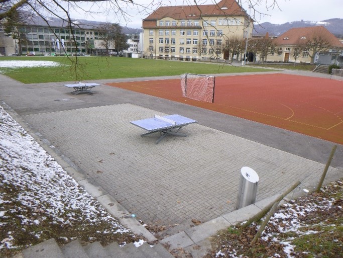 Die Baudirektion Olten, Tiefbau, erneuert im Bifangschulhaus den Sportplatz und gestaltet den angrenzenden Aussenbereich neu: 
Eine begrünte Pergola, Biodiversitätsflächen und ein neuer Spielplatzbereich werden im Sommer/Herbst 2025 realisiert.
Mit Elementen zum Schaukeln, Rutschen, diversen Sitzgelegenheiten soll der Spielplatzbereich attraktiv und zeitgemäss gestaltet werden.

Zusätzlich werden durch die a.en Aare Energie AG Olten in einem Teilbereich neue Elektroarbeiten (Elektrorohre / Beleuchtung) ausgeführt.

Die Bauarbeiten beginnen ab 7. Juni 2025 und dauern voraussichtlich bis Ende Oktober 2025. 

Bauherrschaft: 
Direktion Bau Olten, Tiefbau, Dornacherstrasse 1, 4600 Olten, Tel. 062 206 13 22

Projekt & Bauleitung:
Ecovia GmbH, Sonnenhof 14, 6232 Geuensee, Tel. 041 921 80 30

Bauunternehmungen:
Diverse Beteiligte, insbesondere:

Speziell Erd- und Unterbau:
Egger AG, Garten- und Sportplatzbau, 4612 Wangen b. Olten

Sportplatzbelag:
Walo Bertschinger AG, 3073 Gümligen

Metallbau:
Metall Steiner AG, 4600 Olten




