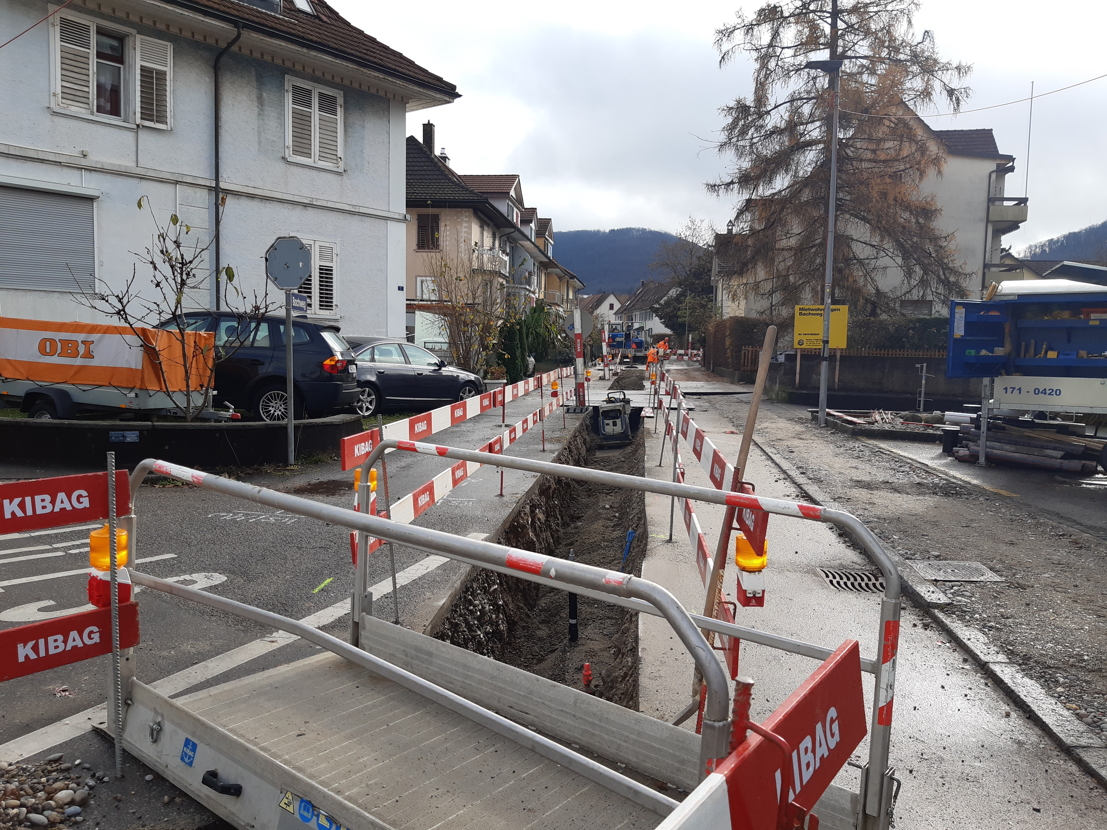 Die Direktion Bau Olten, Abteilung Tiefbau, saniert im Bachweg (Aarauerstrasse bis Feldstrasse) die Kanalisationsleitungen. Gleichzeitig wird auch der Oberbau der Strasse und des Trottoirs erneuert.
Ebenfalls werden seitens der a.en Aare Energie AG Olten diverse Werkleitungen (Gas, Wasser, Elektro) neu verlegt.

Die Bauarbeiten werden in Etappen ausgeführt,  beginnen im November 2024 und dauern voraussichtlich bis Anfang 2026.

Vorgesehene Bauetappen: 
1.	Etappe: Aarauerstrasse bis Reiserstrasse
2.	Etappe:	Reiserstrasse bis Bereich Mattenweg
3.	Etappe:	Bereich Mattenweg bis Feldstrasse

Bauherrschaft:
Direktion Bau Olten, Abteilung Tiefbau
Dornacherstrasse 1, 4601 Olten
Telefon: 062 206 13 22

Projekt und Bauleitung:
TSW + Partner AG
Rötzmattweg 5
4600 Olten
Telefon: 062 206 20 40

Bauunternehmung:
KIBAG Bauleistungen AG
Strassen-, Tief- und Rückbau
Belchenstrasse 3
4600 Olten
Telefon: 058 387 21 50
Bauführer: Patrick Hürzeler
info.olten@kibag.ch
