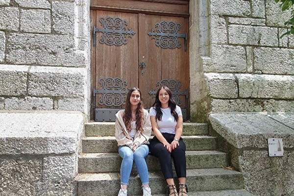 Foto Nazli und Anastasija zur bestandenen Lehrabschlussprüfung