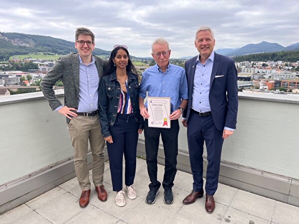 PD Dr. med. Thoma Greuter (Chefarzt für Gastroenterologie Spital Wetzikon), Anna Nardini Rüegsegger (Präsidentin Schweizerische Vereinigung Eosinophile Ösophagitis), Prof. Dr. Alex Straumann, Stadtpräsident Thomas Marbet.