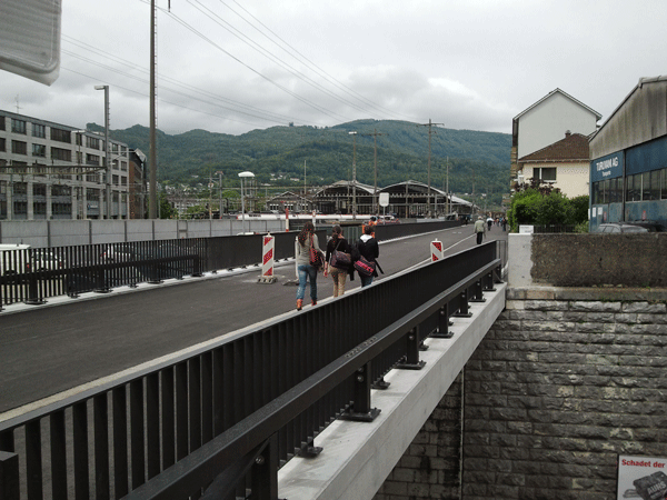Tannwaldstrasse mit neuer Brücke, Richtung Bahnhof
