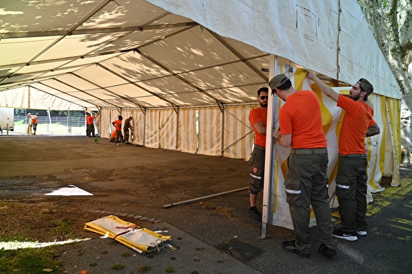 Die Zivilschützer helfen beim Aufbau eines Zelts.