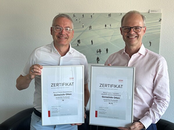 Daniel Probst (rechts), Direktor der Solothurner Handelskammer, übergibt die Zertifikate für die Gesamtwertung und die weiteren Standortfaktoren an Oltens Stadtpräsident Thomas Marbet.