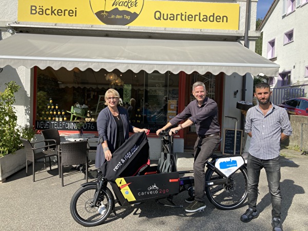 Freuen sich über das Carvelo2go: (vl.) Baudirektorin Marion Rauber, Stadtpräsident Thomas Marbet und Ismael Awla vom Wacker Beck