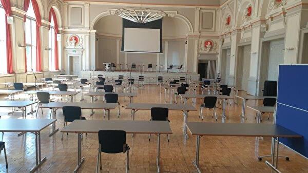 Parlamentssitzung im Konzertsaal
