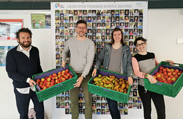 Soviel Dingsda braucht Vitamine. Darko Bosnjak (lokales OK), Michael Körte (SRF), Merle-Christin Böcker (lokales OK) und Céline Berner (Co-Schulleiterin Bannfeld) hatten als kleines Dankeschön für die Schülerinnen und Schüler Äpfel und Birnen aus der Region mit dabei.