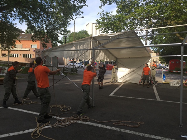 Zivilschützer stellen ein Zelt auf dem Schützenmatte-Parkplatz auf