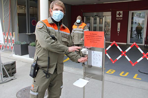 Zivilschützer kontrollieren Eingänge des Kantonsspitals Olten