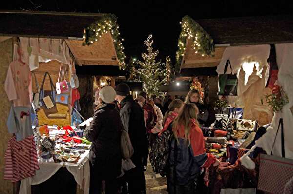 Weihnachtsmarkt im Klostergarten