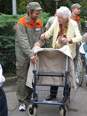 Gern gesehene Zivilschützer: Tobias von Waldkirch begleitet eine Seniorin zum Car, mit dem sie auf den Allerheiligenberg gefahren wird.