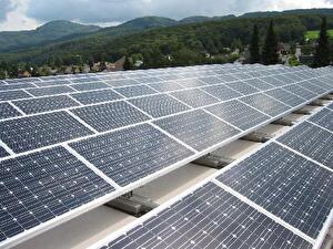 Photovoltaikanlage auf dem Dach der Mehrzweckhalle