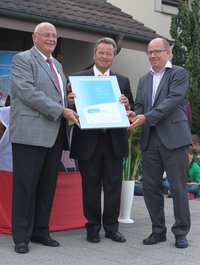 Übergabe Energiestadt-Label durch Markus Kägi und Reto Lindegger an Gemeindepräsident Marco Kurer