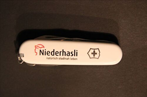weisses Victorinox Sackmesser mit Logo der Gemeinde Niederhasli