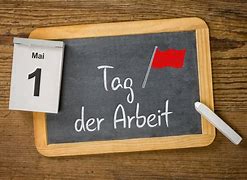 Kreidetafel mit Aufschrift Tag der Arbeit