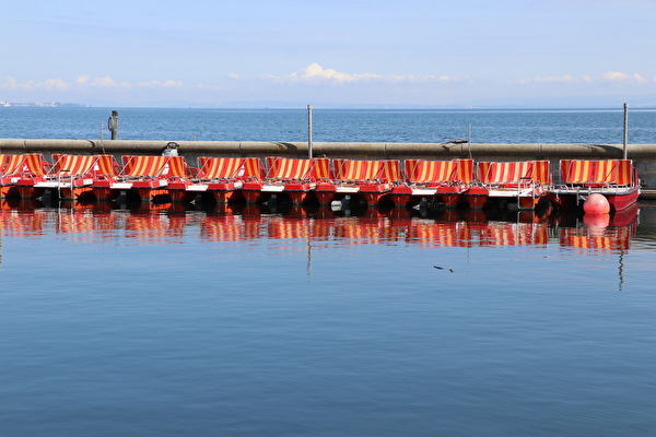 Foto Pedalo und Motorboot auf dem Bodensee