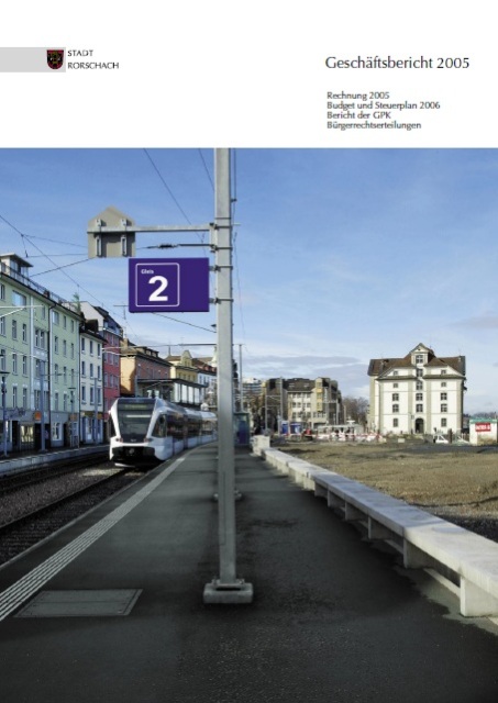 Das Bild zeigt den neuen Perron des Bahnhofs Rorschach Hafen mit freiem Blick auf das Kornhaus nachdem der Güterschuppen rückgebaut worden war