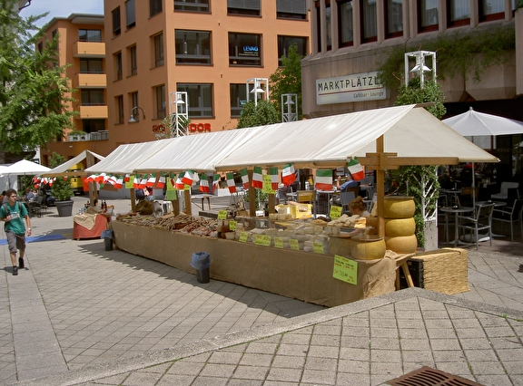 Foto Marktplatz mit Marktstand